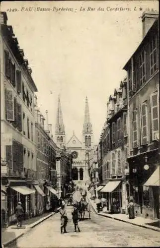 Ak Pau Pyrénées-Atlantiques, Straße La Rue des Cordeliers, Kirche im Hintergrund, historische ...