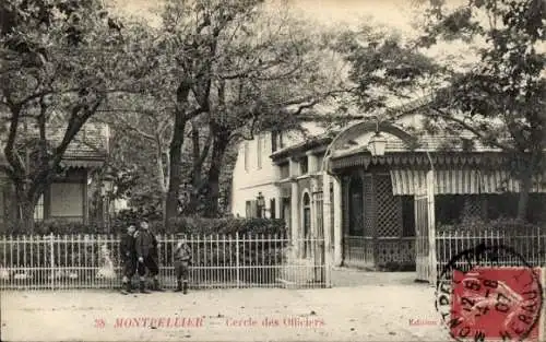 Ak Montpellier Hérault, Cercle des Officiers, Bäume,  Gebäude, zwei Personen
