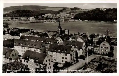 Ak Saarbrücken im Saarland, Fliegeraufnahme, St. Arnulf mit Stiftskirche, Schloss Halberg