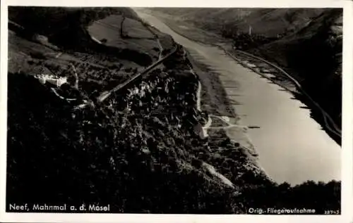 Ak Neef an der Mosel, Fliegeraufnahme, Mahnmal