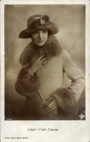 Ak Schauspielerin Lilian Hall-Davis, Portrait, Pelz