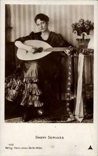Ak Schauspielerin Dagny Servaes, Portrait, Gitarre