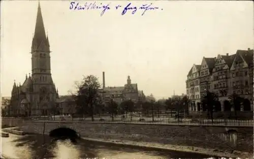 Foto Ak Pforzheim im Schwarzwald, Teilansicht, Stadtkirche, Enzufer