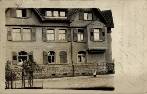 Foto Ak Birkenfeld in Württemberg, Wohnhaus, Anwohner an den Fenstern
