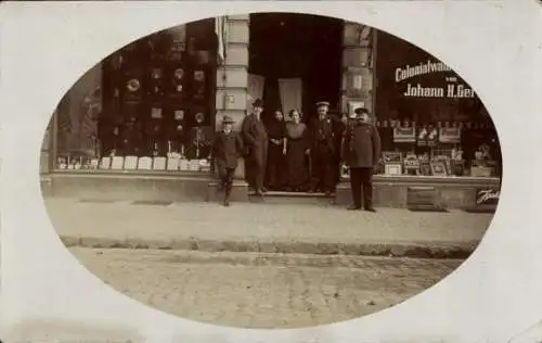 Foto Ak Hemelingen Bremen, Kolonialwarengeschäft Johann H. Gerken, Schaufenster, Gruppenbild