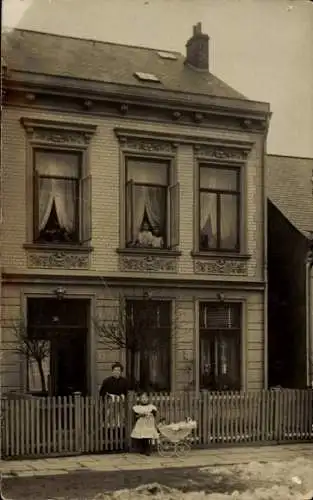 Foto Ak Hansestadt Bremen, Wohnhaus, Anwohner, Frau und Mädchen am Gartenzaun, Puppenwagen