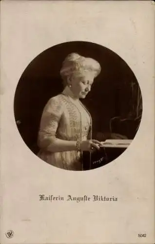 Ak Kaiserin Auguste Viktoria, Porträt beim Lesen