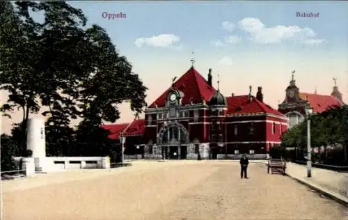 Ak Oppeln Schlesien, Blick auf den Bahnhof mit Denkmal