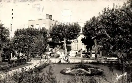Ak Villecresnes Val-de-Marne, Park mit Blumenbeet, Häuserreihe im Hintergrund, Menschen, Auto