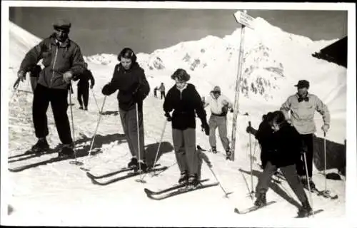 Ak Prinzessinnen Beatrix, Irene und Margriet, Skilehrer Ludwig Tscholl, St. Anton 1951
