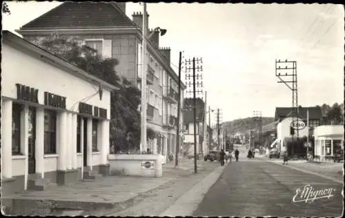 Ak Le Trait Seine Maritime, Rue Georges Clemenceau, Esso Tankstelle