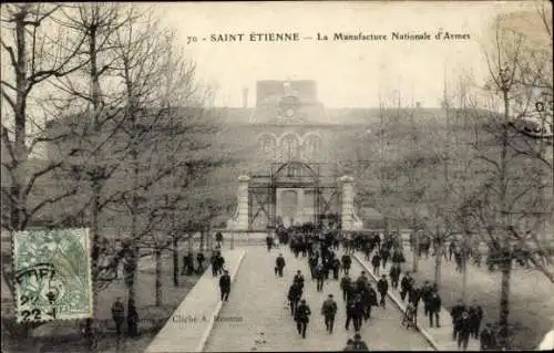 Ak Saint Étienne Loire, La Manufacture Nationale d'Armes, historische Architektur, Menschen au...