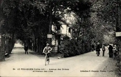 Ak Le Pouliguen Loire Atlantique, Straße mit Bäumen, Gebäude im Hintergrund, Radfahrer, ruhige At