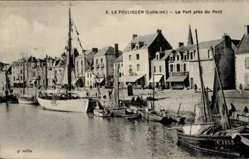 Ak Le Pouliguen Loire Atlantique, Hafenansicht mit Segelbooten, alte Gebäude im Hintergrund, nfor