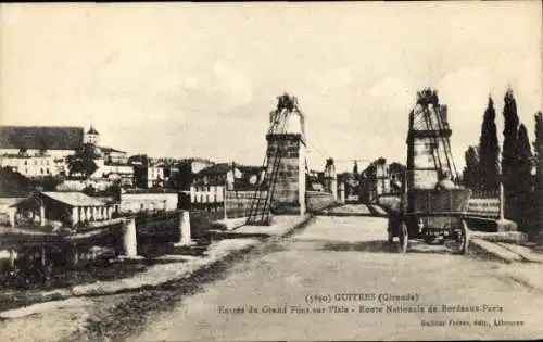 Ak Guitres Gironde, Brücke über den Fluss, alte Architektur, Straßenansicht