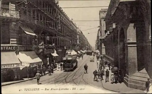 Ak Toulouse Haute Garonne, Straßenansicht mit Straßenbahn und Menschen, Geschäfte, Architektur