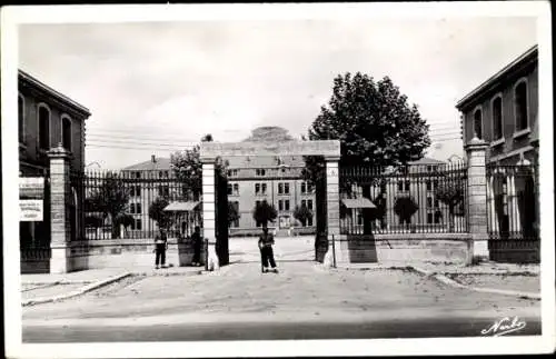 Ak Nîmes Gard, Schwarze und weiße Fotografie, Eingangstor, Gebäude im Hintergrund, zwei Soldaten
