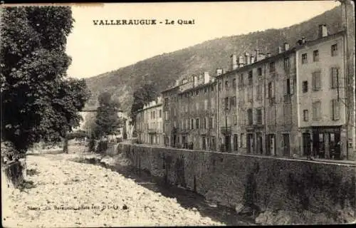 Ak Valleraugue Val d’Aigoual Gard,  Le Quai, Häuserreihe, Fluss, Berglandschaft, 