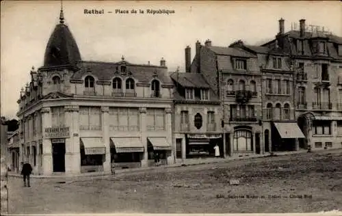 Ak Rethel Ardennes, Vorderansicht eines Gebäudes, Place de la République, Geschäfte