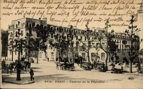 Ak Paris V, Caserne de la Pépinière,  Gebäude, Straßenansicht, Menschen und Kutschen