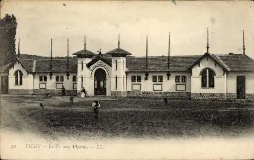 Ak Vichy Allier, vue générale du Tir aux Pigeons, des passants