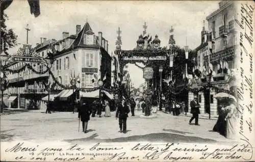 Ak Vichy Allier, Straße mit Dekorationen, Menschen,  Atmosphäre, Architektur