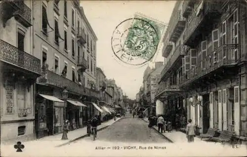 Ak Vichy Allier, Straße in  Rue de Nimes,  Architektur, Menschen auf der Straße