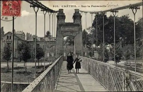 Ak Créteil Val de Marne, Brücke mit zwei Frauen, Häuser im Hintergrund, nmotiv