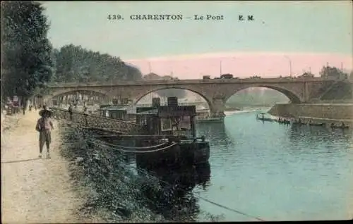 Ak Charenton le Pont Val de Marne, Brücke über den Fluss, Boote am Ufer, Spaziergängerin, maleris