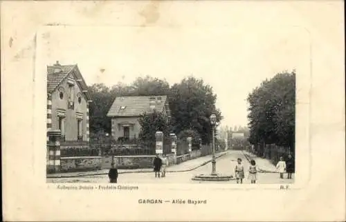 Ak Gargan Seine Saint Denis, Allée Bayard, Straße mit Bäumen und Laterne, Häuser im Hintergrund, 
