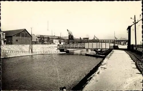 Ak Aubervilliers Seine Saint Denis, Brücke, Kanal, Lagerhäuser, Industrie, schwarz-weiß,  Ansicht