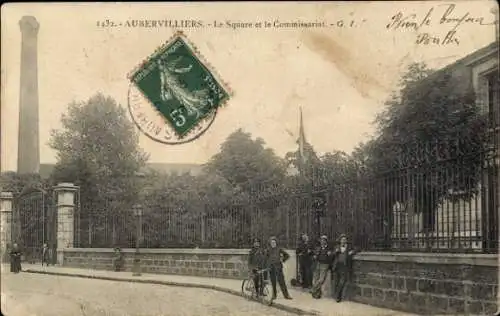 Ak Aubervilliers Seine Saint Denis, Vorderansicht, square und Kommissariat,  , fünf Figuren
