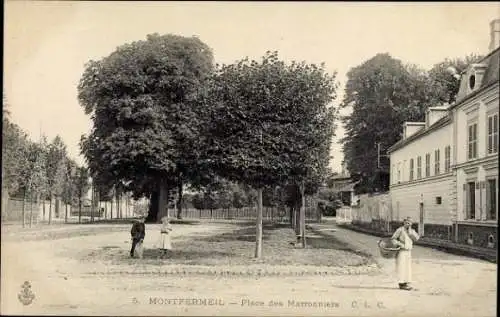 Ak Montfermeil Seine Saint Denis, Platz mit Bäumen, Straße, Häuser, Mensch mit Korb