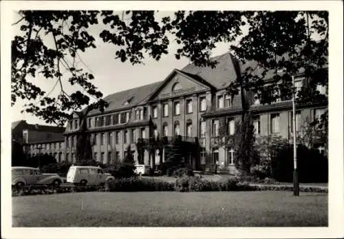 Ak Cottbus in der Niederlausitz, Krankenhaus   Architektur, Bäume im Vordergrund, alte Autos