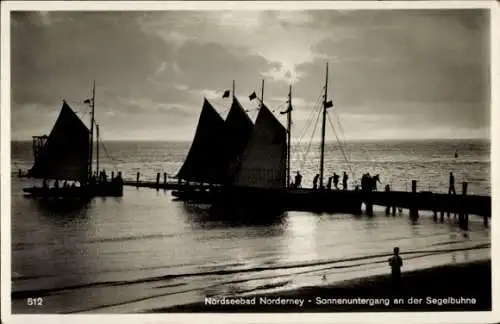 Ak Nordseebad Norderney Ostfriesland, Sonnenuntergang, Segelboote, Seeufer, Personen auf dem Steg