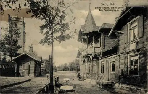 Ak Suhl in Thüringen, Bismarckturm, 696 m über dem Meeresspiegel, Holzgebäude, parkähnliche Umgeb