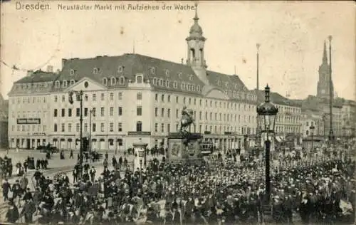 Ak Dresden Altstadt, Neustädter Markt, Aufziehen der Wache,  Ansicht, große Menschenmenge