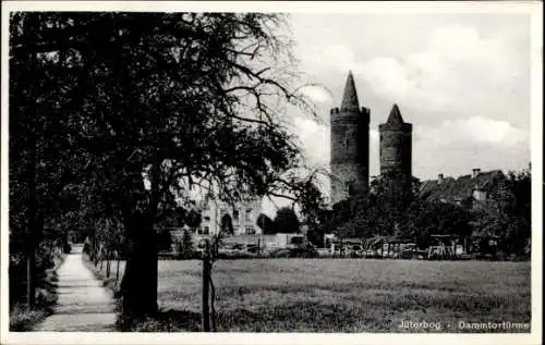 Ak Jüterbog in Brandenburg, Dammtortürme, Straße, Bäume, ländliche Umgebung