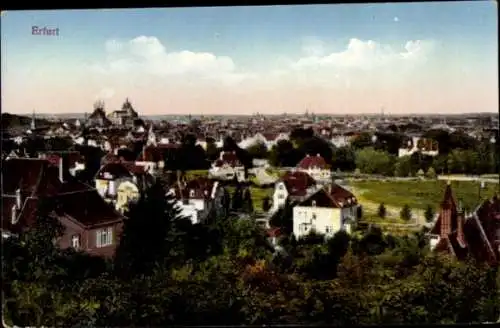 Ak Erfurt in Thüringen, Stadtansicht mit Häusern, grünen Flächen, Himmel und Wäldern