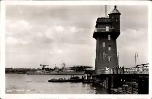 Ak Kiel in Schleswig Holstein, Hafenpartie mit Signalturm und Kriegsschiff, Seemänner