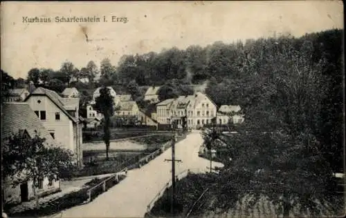 Ak Scharfenstein Drebach im Erzgebirge Sachsen, Straßenpartie in Ortschaft, Kurhaus