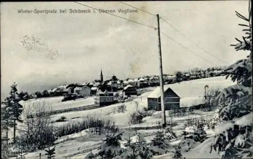 Ak Schöneck im Vogtland, Winter-Sportplatz, Schnee, Häuser, Kirche, Telefondraht