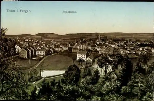 Ak Thum im Erzgebirge Sachsen, Panoramablick auf die Stadt, viele Gebäude, Bäume, See