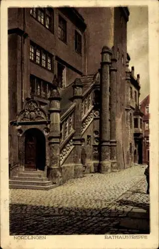 Ak Nördlingen in Schwaben,  Rathaustreppe,  Architektur, gepflasterte Straße