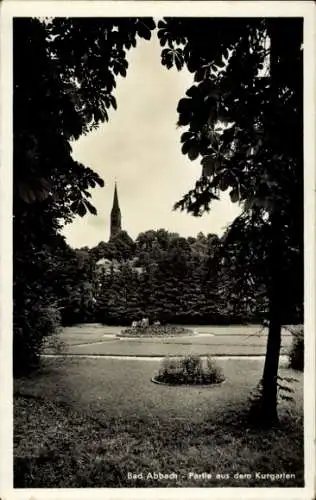 Ak Bad Abbach an der Donau Niederbayern, Kurpark, Kirche im Hintergrund, grüne Landschaft, Schatt