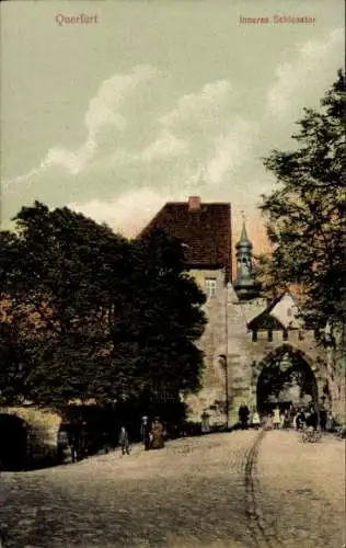 Ak Querfurt im Saalekreis, Inneres Schlosstor,  Architektur, Menschen auf der Straße