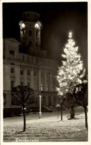 Foto Ak  Zeulenroda Triebes Thüringen, Weihnachtsbaum vor dem Rathaus, Schnee