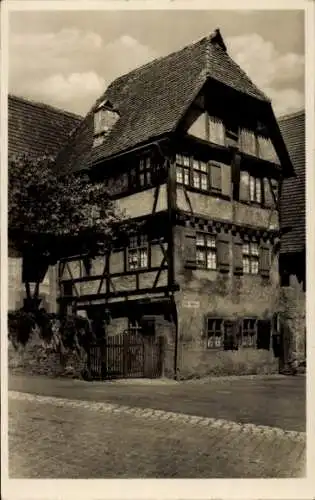 Ak Dinkelsbühl in Mittelfranken, Altes Meßnerhaus, Fachwerkhaus, Straße, Wolken am Himmel