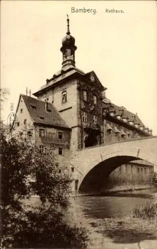 Ak Bamberg in Oberfranken, Rathaus, Steinbrücke,  Architektur, Flussansicht