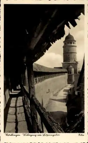 Ak Nördlingen in Schwaben, Wehrgang am Löpsingertor,  Architektur, Schwarz-Weiß-Foto